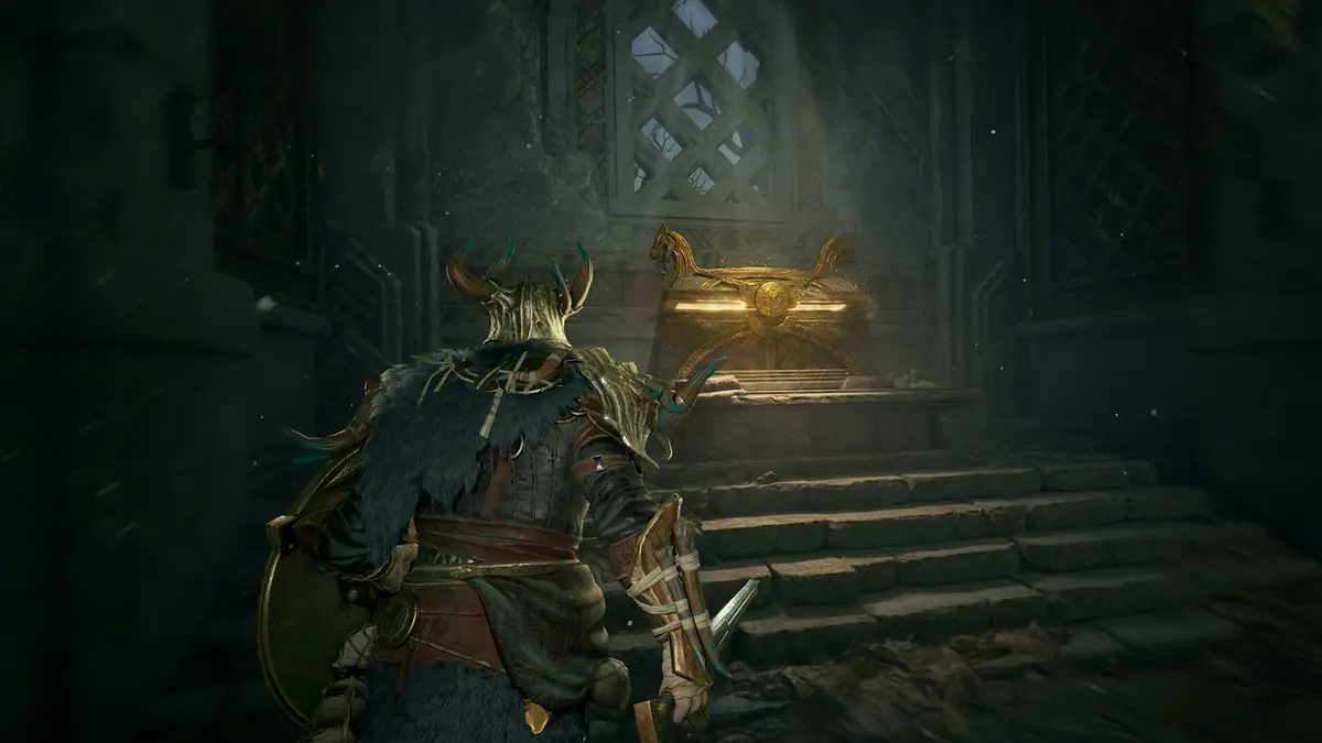 Captura oficial de Steam de Mistfall Hunter con un cazador acercándose a un cofre brillante en una cámara oscura
